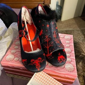 The original hot chocolate designs Salem heels.  11/41